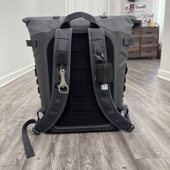 Yeti M20 Hopper Backpack Cooler charcoal - Picture 2 of 5